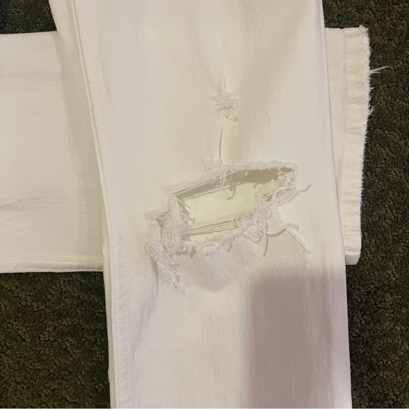 Abercrombie & Fitch
The Ankle Straight
Ultre High Rise - Picture 2 of 5